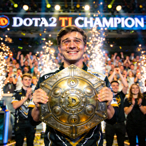 Ana选手在DOTA2国际邀请赛上夺冠后喜悦落泪