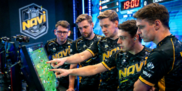 Natus Vincere CS:GO战队在比赛中紧张沟通